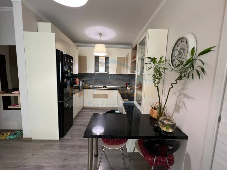 Tirane, jepet me qera apartament 2+1 Kati 3, 100 m² 450 € 