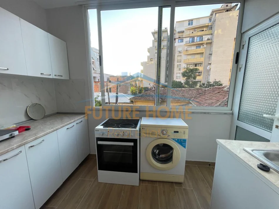 Tirane, jepet me qera apartament 1+1 Kati 2, 29 m² 330 € (Rruga e Bogdaneve)