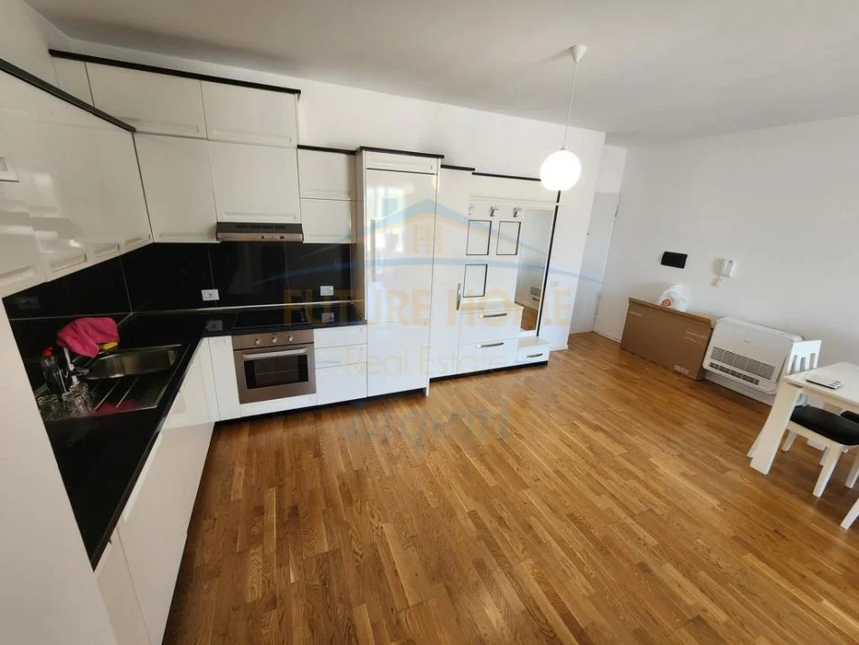 Tirane, jepet me qera apartament 2+1+Ballkon Kati 3, 110 m² 800 € (Kopshti Botanik)