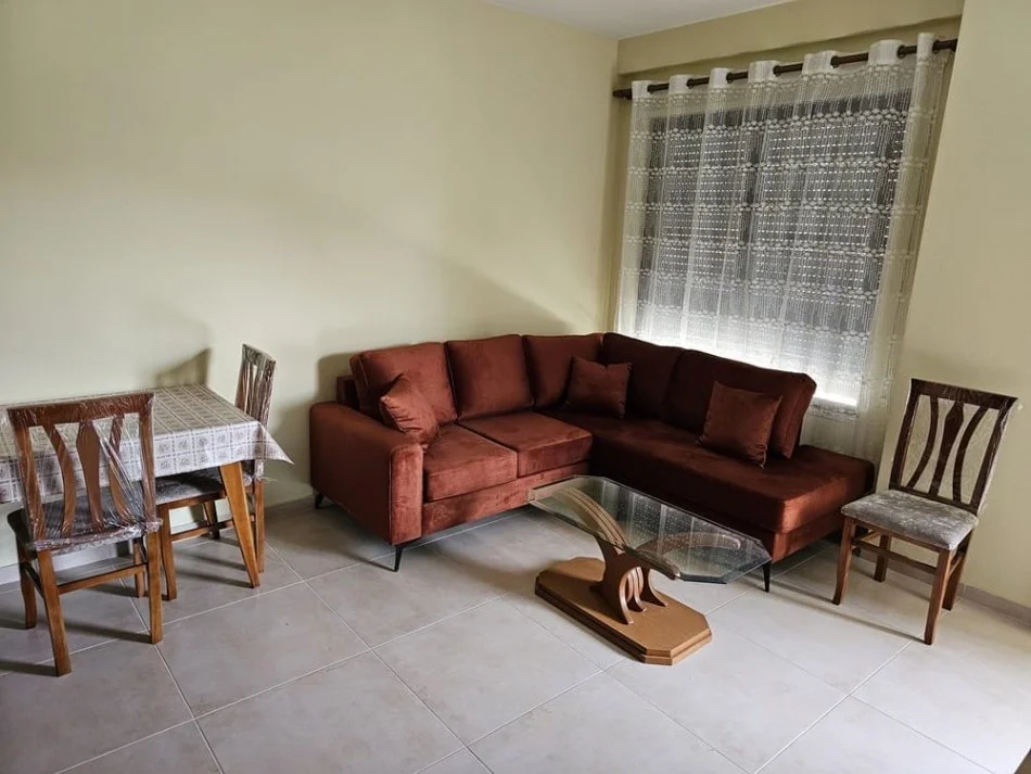 Tirane, jepet me qera apartament 1+1+Ballkon Kati 3, 65 m² 350 € (Ali Dem)