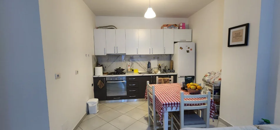 Tirane, jepet me qera apartament 1+1+Ballkon Kati 5, 500 € (Apartament 1+1+Post Parkimi per Qira Don Bosko)