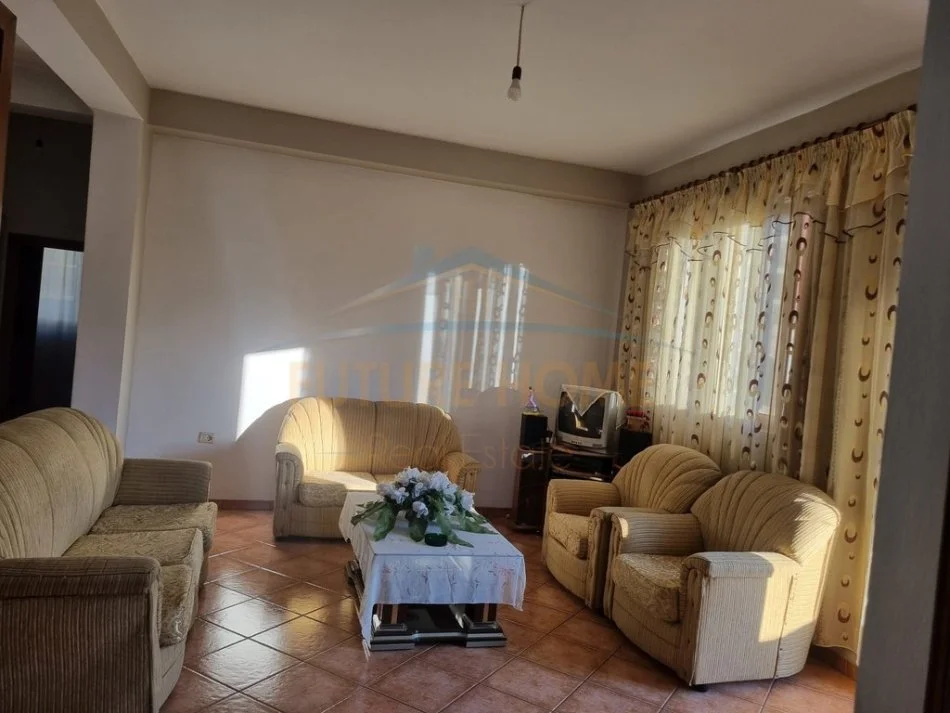 Tirane, jepet me qera apartament 2+1 Kati 2, 120 m² 500 € 