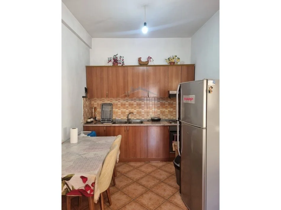 Tirane, jepet me qera Vile 2+1 Kati 1, 120 m² 500 € 