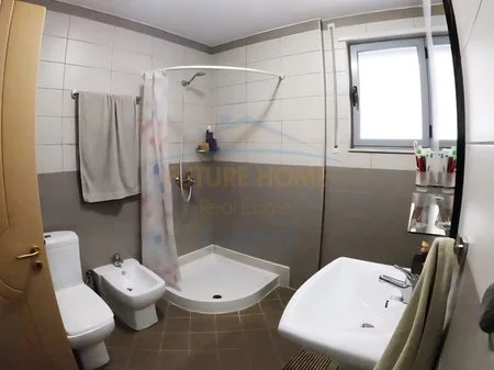 Tirane, jepet me qera apartament 2+1+Ballkon Kati 3, 109 m² 950 € (Liqeni i Thate)