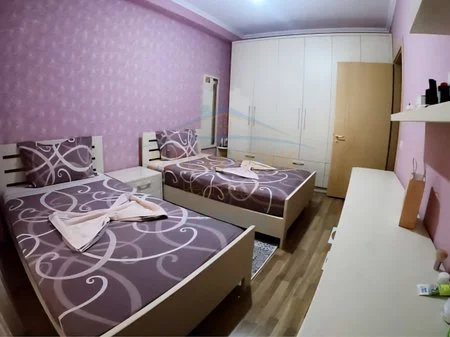 Tirane, jepet me qera apartament 2+1+Ballkon Kati 3, 109 m² 950 € (Liqeni i Thate)