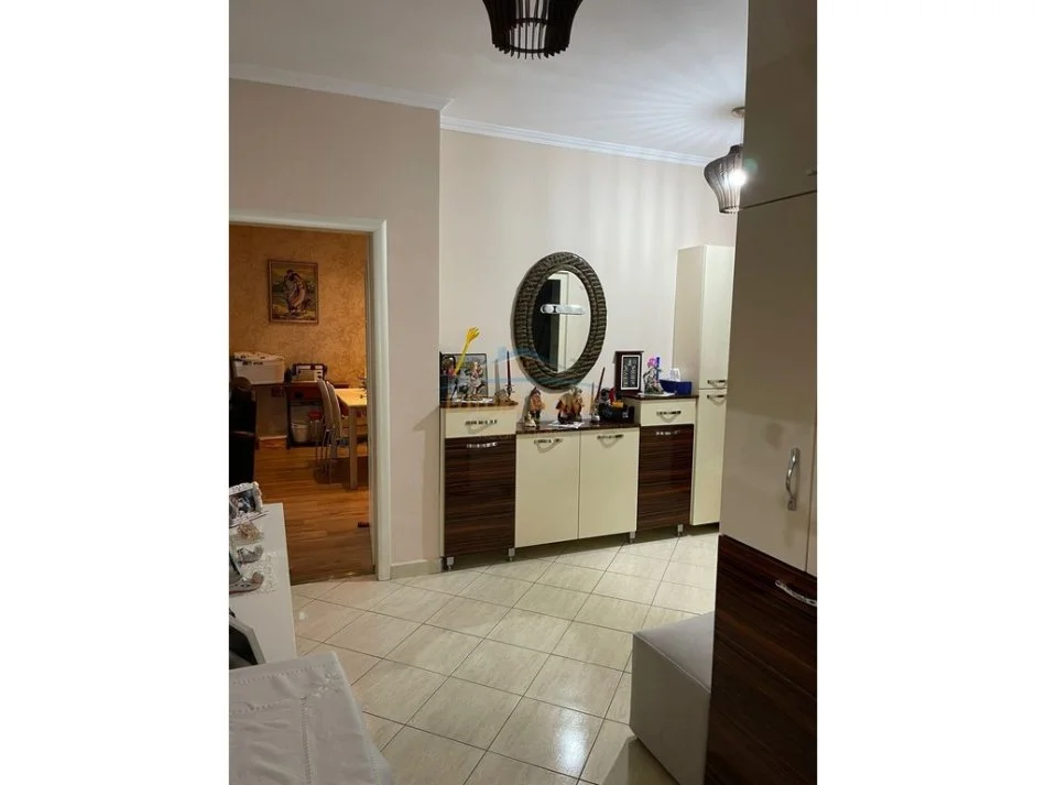 Tirane, jepet me qera apartament 2+1 Kati 2, 113 m² 650 € 