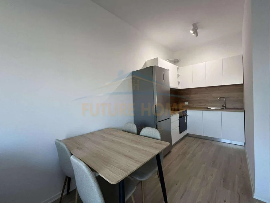 Tirane, jepet me qera apartament 1+1+Ballkon Kati 10, 59 m² 500 € (Rruga e Kavajes)