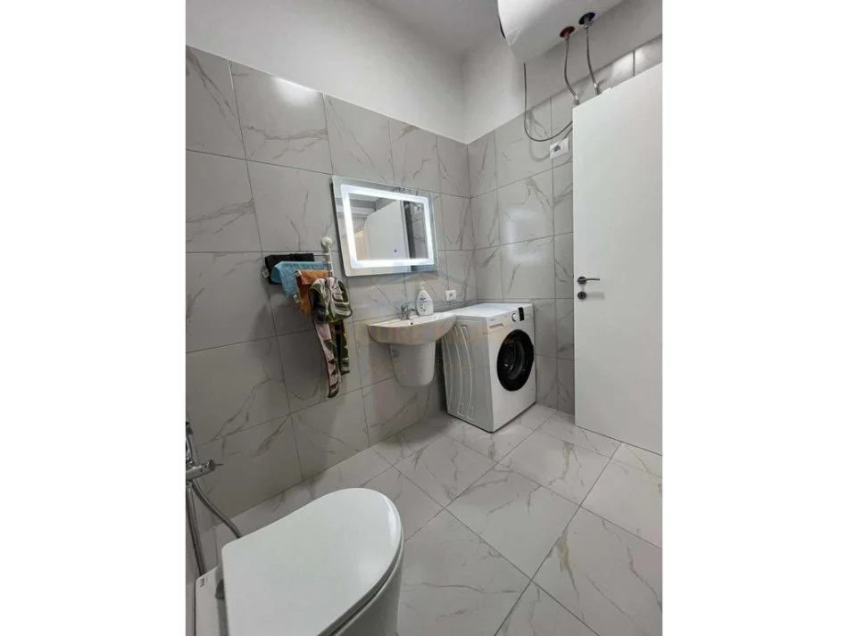 Tirane, jepet me qera apartament 1+1+Ballkon Kati 10, 59 m² 500 € (Rruga e Kavajes)