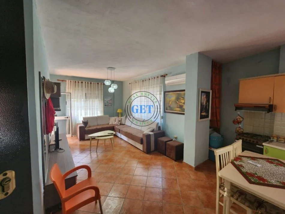 Durres, jepet me qera apartament 1+1+Ballkon Kati 1, 67 m² 300 € (Shkembi Kavajes , Durres)