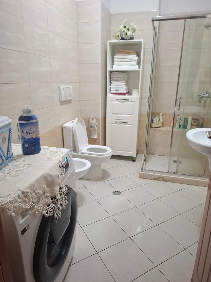 Tirane, jepet me qera 2+1 , 90 m² 550 € 