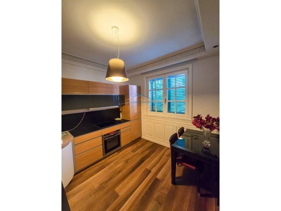 Tirane, jepet me qera apartament 1+1 Kati 1, 75 m² 800 € 