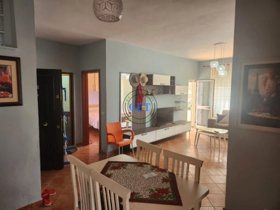 Durres, jepet me qera apartament 1+1+Ballkon Kati 1, 67 m² 300 € (Shkembi i Kavajes, Durres.)