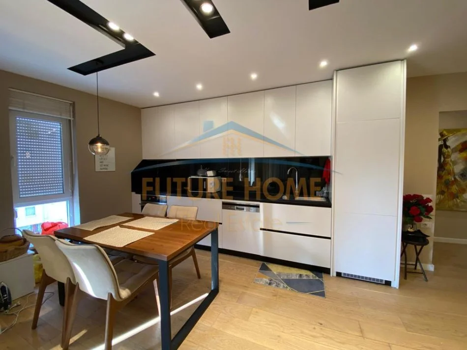 Tirane, jepet me qera apartament 2+1+Ballkon Kati 7, 91 m² 800 € (Kompleksi Magnet)