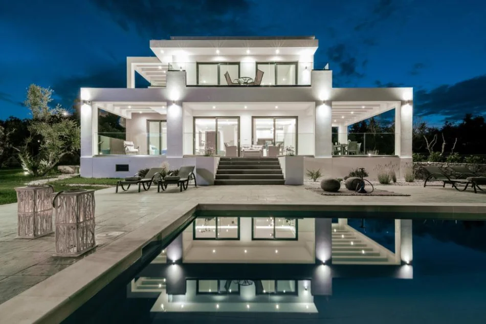 Tirane, shitet Vile 3 Katshe , 1.500 m² 8.000.000 € (Liqeni i Tiranës)