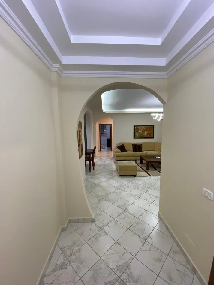 Tirane, jepet me qera apartament 2+1+Ballkon Kati 3, 125 m² 700 € (rruga hoxha tahsim)