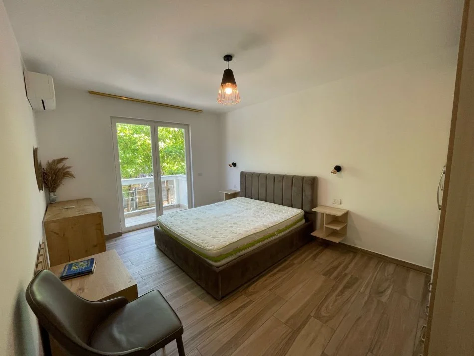 jepet me qera apartament 2+1 i mobiluar tek rr.e durresit