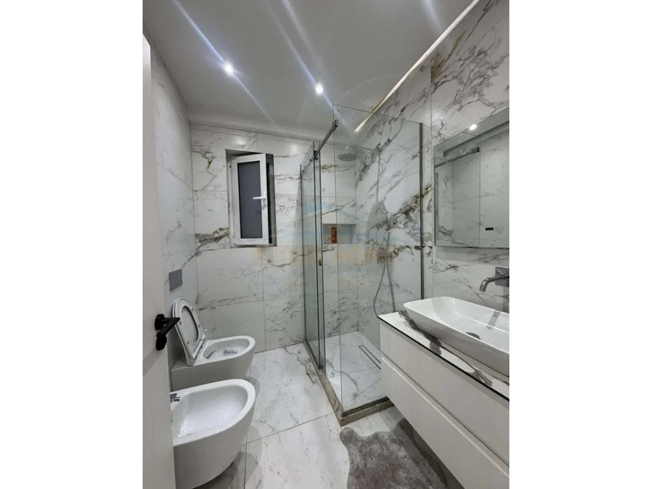 Tirane, jepet me qera apartament 2+1 Kati 2, 120 m² 800 € 