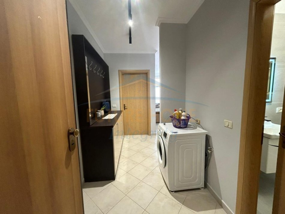 Tirane, jepet me qera 1+1+Ballkon , (pranë fondacionit Eleonor,Kodra e Diellit