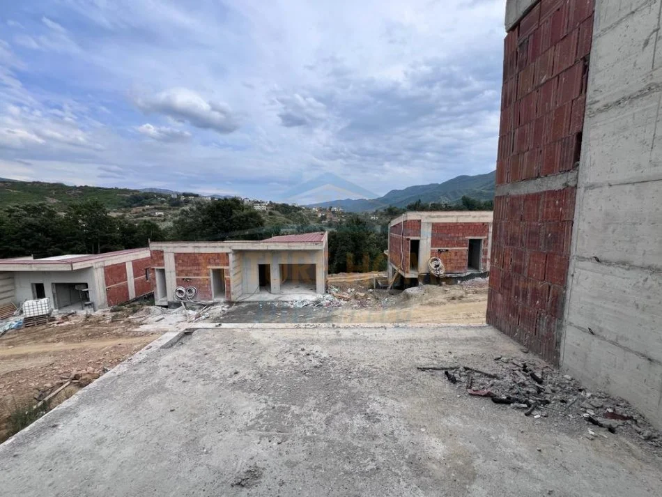 Tirane, shitet Vile 2 Katshe me Poste Parkimi Kati 0, 362 m² 520.000 €