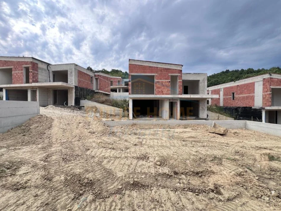 Tirane, shitet Vile 2 Katshe me Poste Parkimi Kati 0, 362 m² 520.000 €