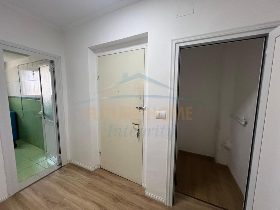 Tirane, jepet me qera ambjent per zyra, klinike dentare Kati 2, 65 m² 800 € (Vasil Shanto)