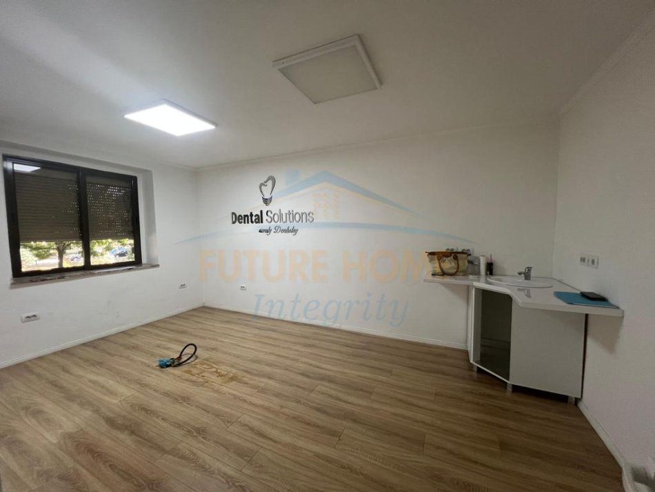 Tirane, jepet me qera ambjent per zyra, klinike dentare Kati 2, 65 m² 800 € (Vasil Shanto)