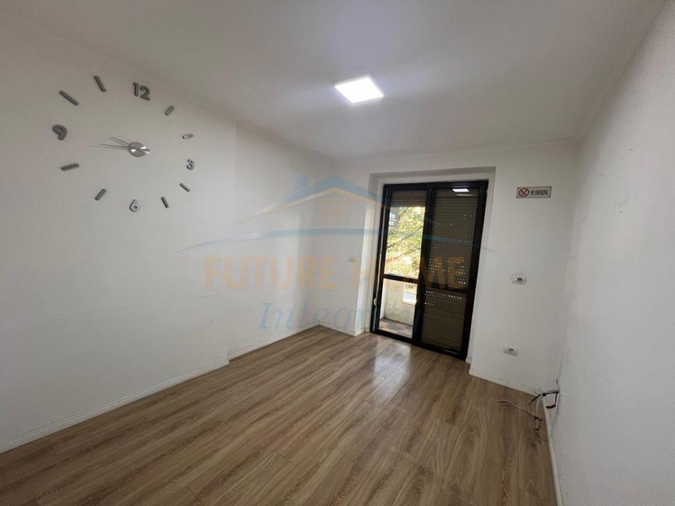 Tirane, jepet me qera ambjent per zyra, klinike dentare Kati 2, 65 m² 800 € (Vasil Shanto)