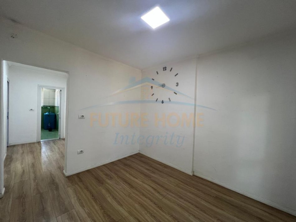 Tirane, jepet me qera ambjent per zyra, klinike dentare Kati 2, 65 m² 800 € (Vasil Shanto)