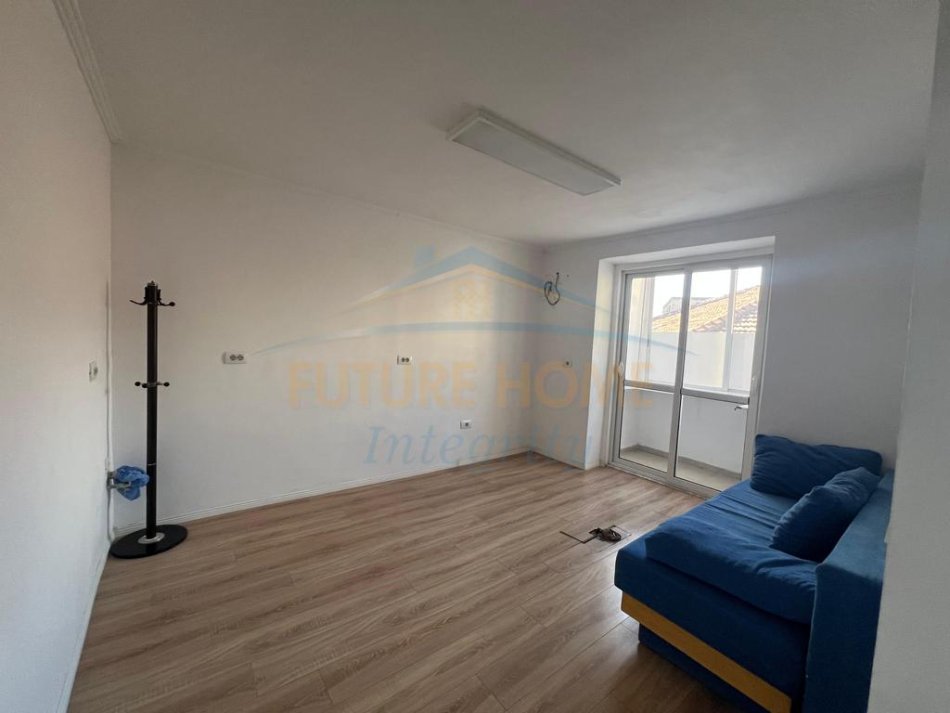 Tirane, jepet me qera ambjent per zyra, klinike dentare Kati 2, 65 m² 800 € (Vasil Shanto)