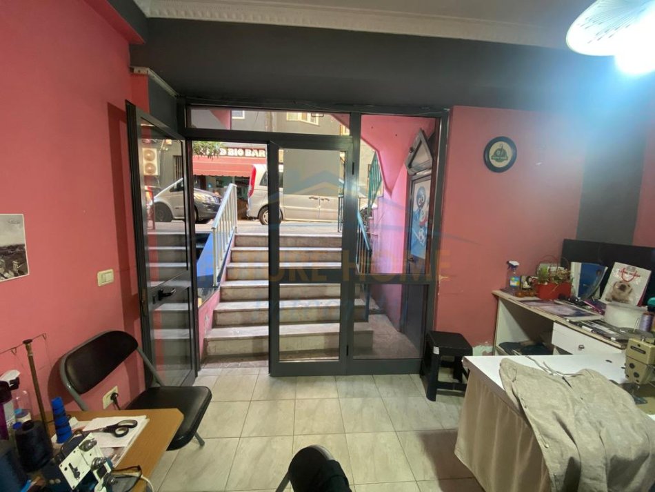 Tirane, shitet ambjent biznesi Kati -1, 44 m² 68.000 € (Ministria e Jashteme, Brryli)