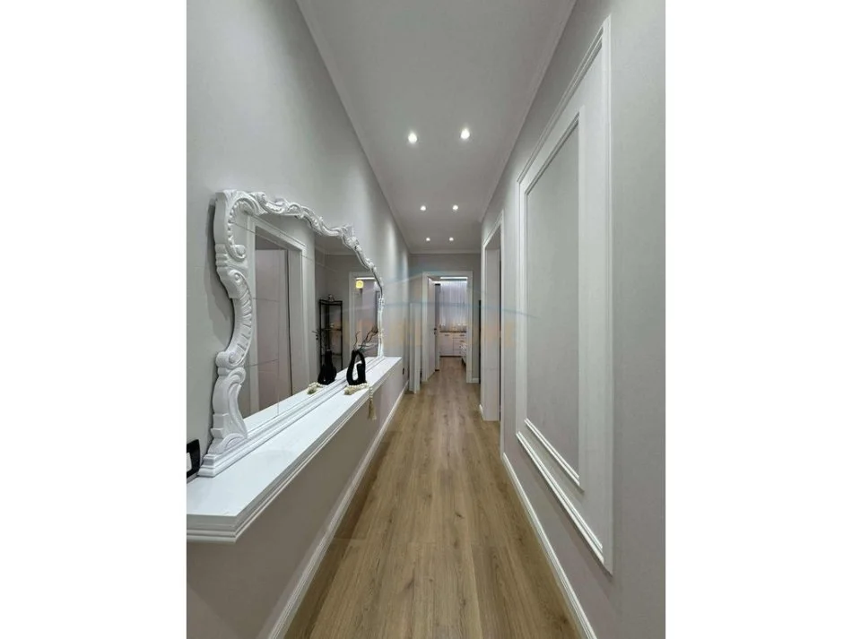 Tirane, jepet me qera apartament 2+1+Aneks Kati 11, 90 m² 850 € (Rruga e Kavajes)