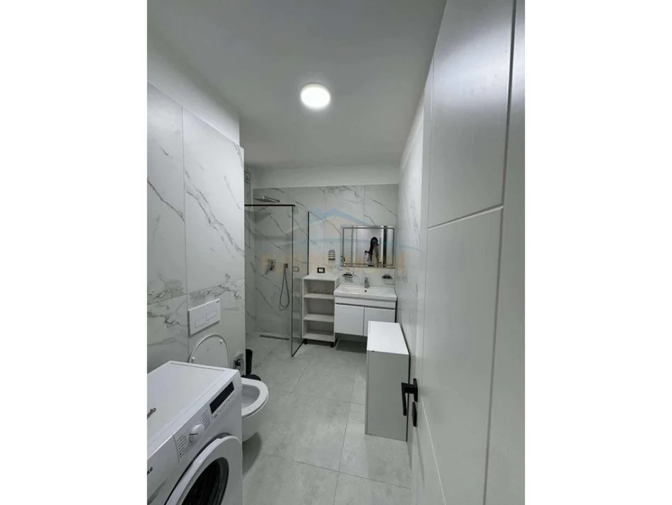 Tirane, jepet me qera apartament 2+1 Kati 11, 90 m² 850 € (Rruga e Kavajes, Tiranë)