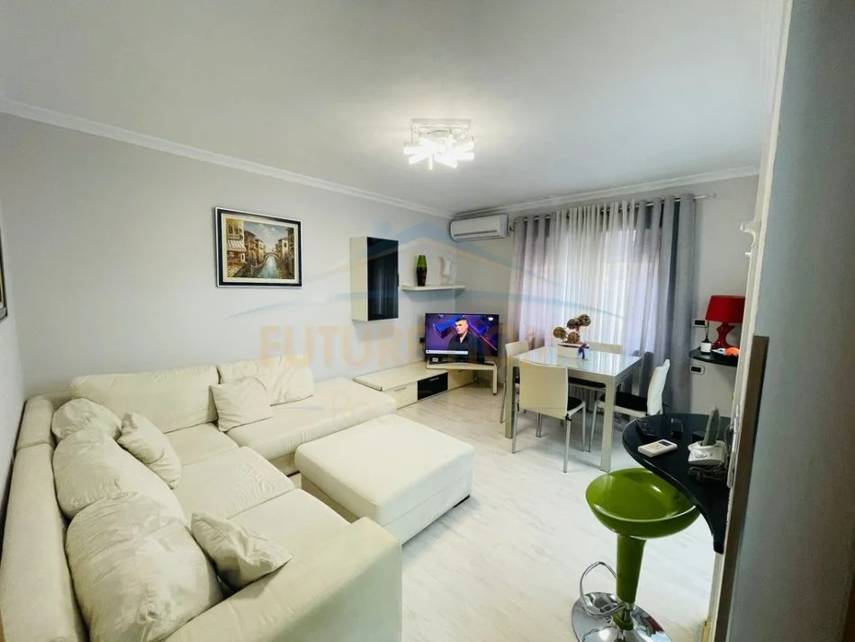 Tirane, jepet me qera apartament 2+1+Ballkon Kati 4, 68 m² 1.000 € (Bllok, Garda, Tiranë)