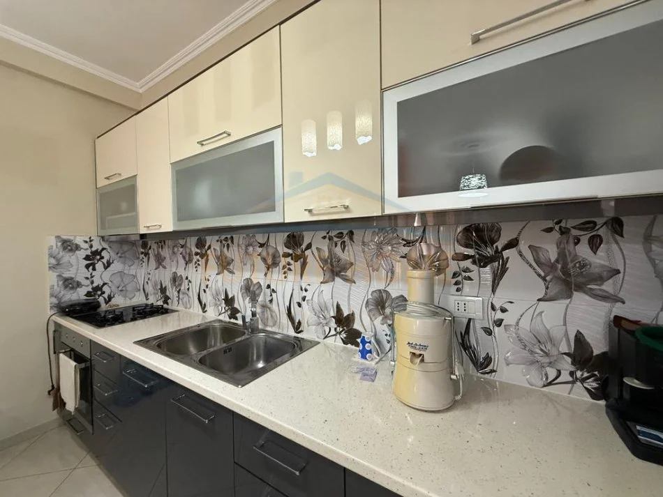 Tirane, jepet me qera apartament 2+1 Kati 4, 98 m² 35.000 € 