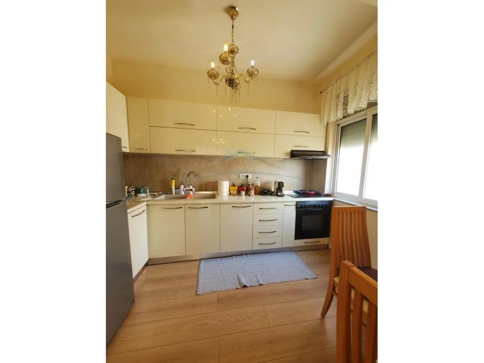 Tirane, jepet me qera apartament 2+1+Ballkon Kati 4, 600 € 