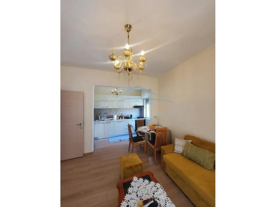 Tirane, jepet me qera apartament 2+1+Ballkon Kati 4, 600 € 