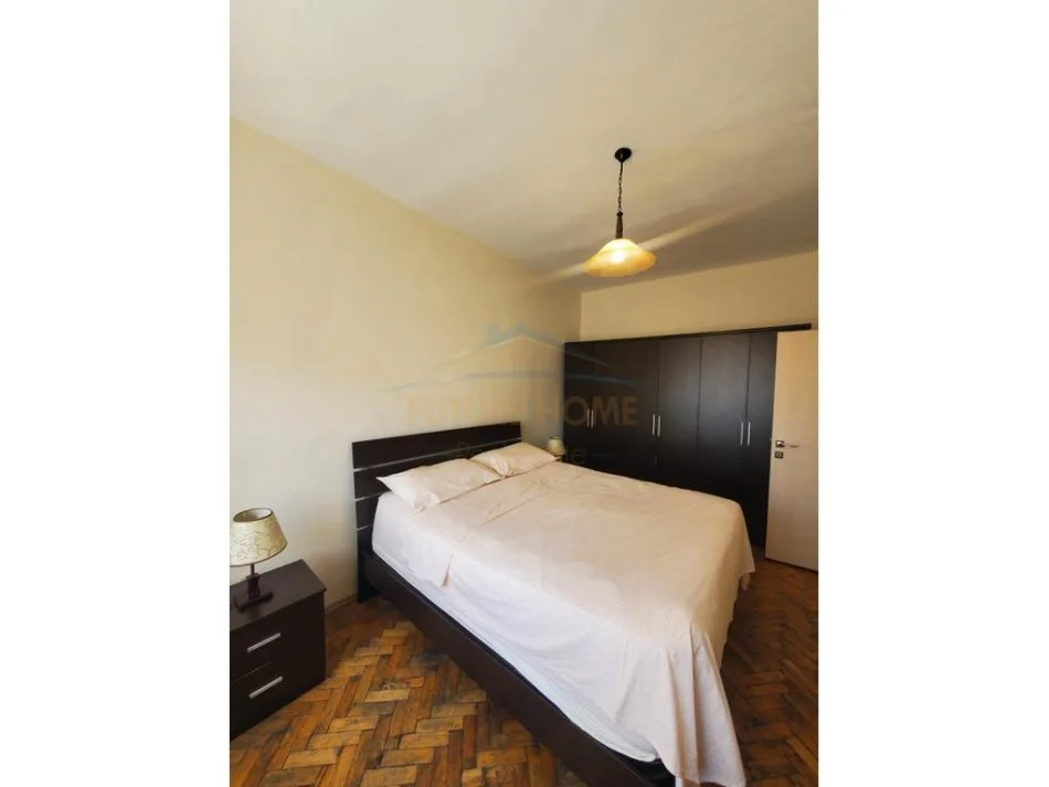 Tirane, jepet me qera apartament 2+1+Ballkon Kati 4, 600 € 