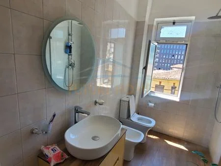 Tirane, jepet me qera apartament 2+1 Kati 4, 101 m² 650 € 