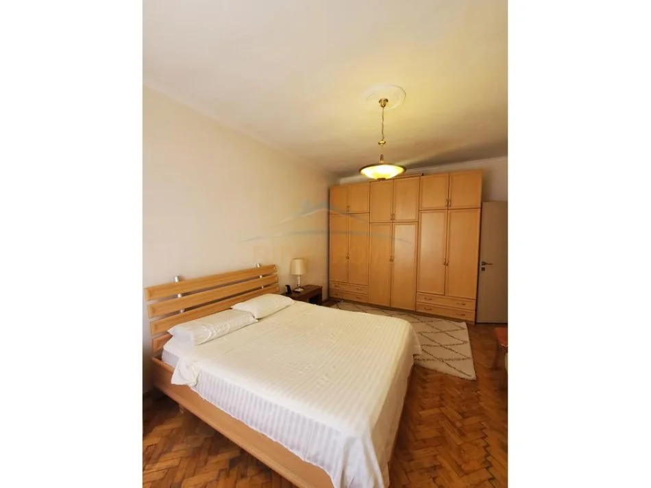 Tirane, jepet me qera apartament 2+1+Ballkon Kati 4, 600 € 