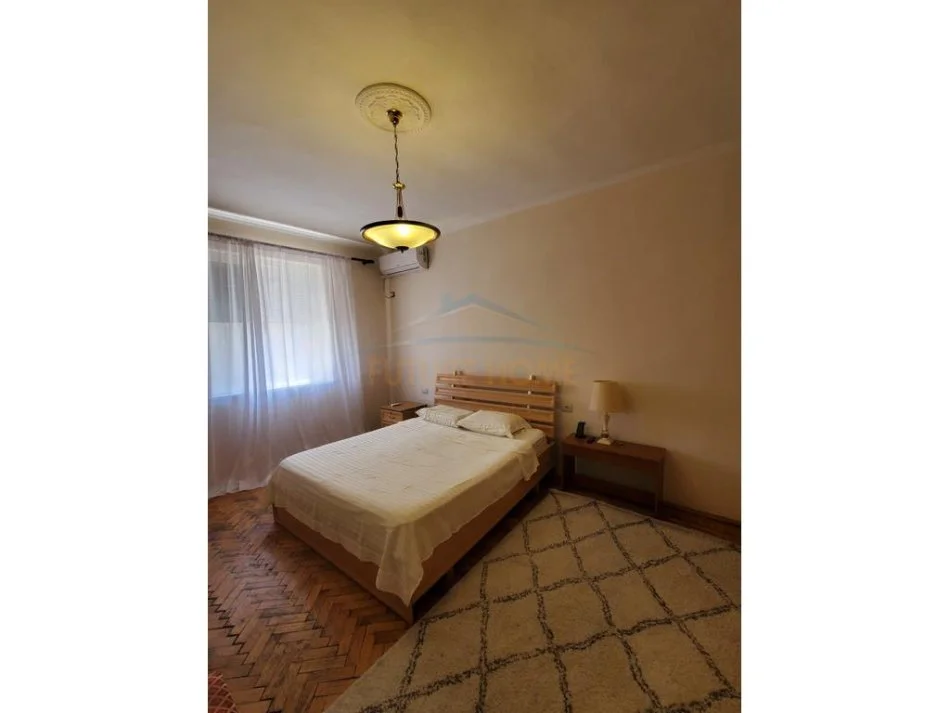 Tirane, jepet me qera apartament 2+1+Ballkon Kati 4, 600 € 