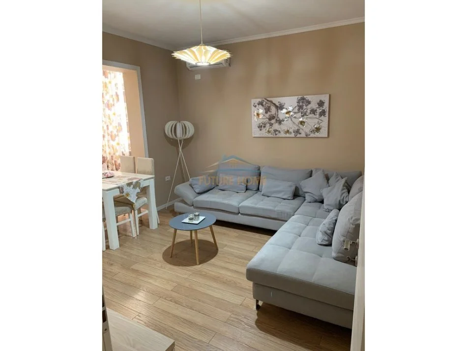 Tirane, jepet me qera apartament 1+1 Kati 3, 51 m² 550 € (Rrugen Mine Peza perballe Komisariatit nr 3)