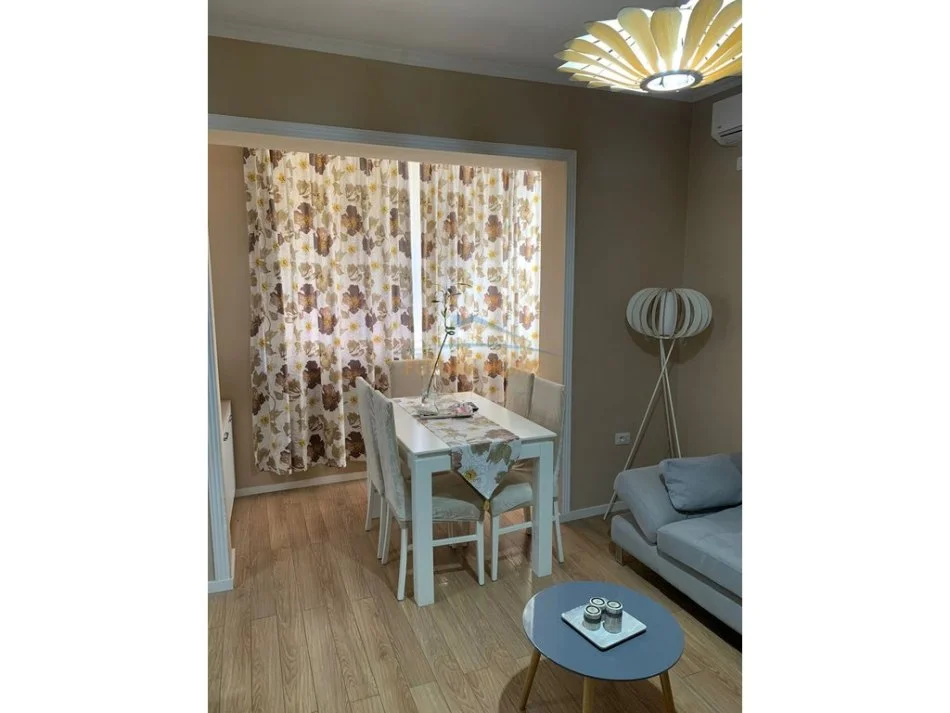 Tirane, jepet me qera apartament 1+1 Kati 3, 51 m² 550 € (Rrugen Mine Peza perballe Komisariatit nr 3)