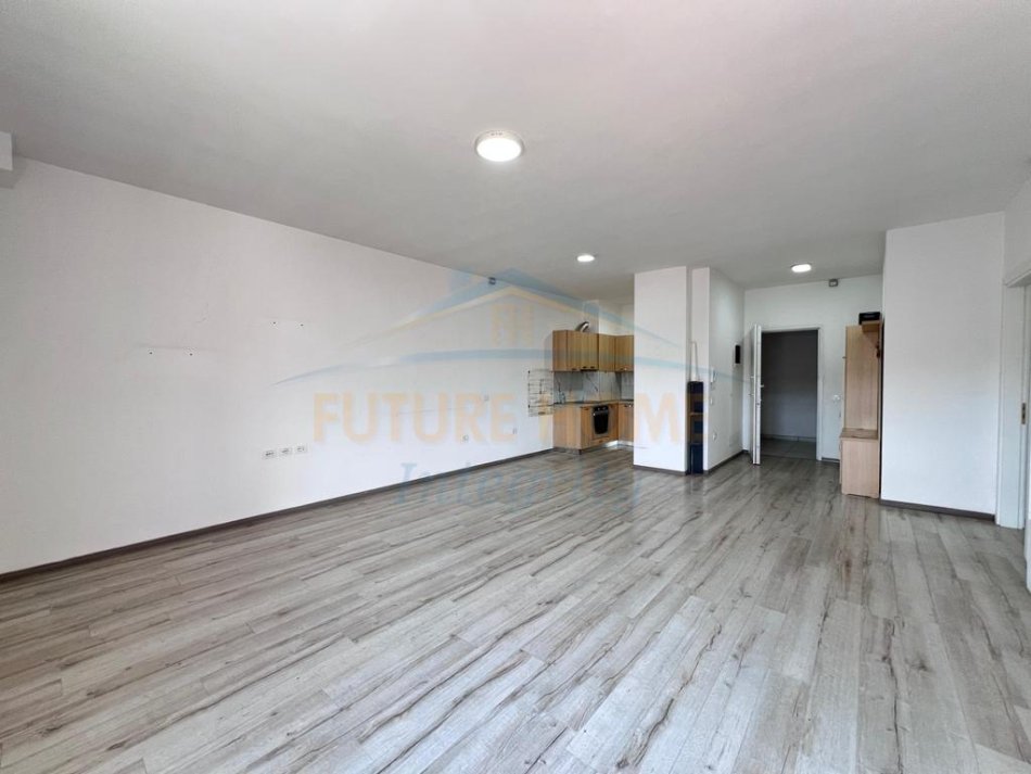 Tirane, shitet apartament 3+1+Ballkon Kati 6, 131 m²   (Ali Demi, ish markata)