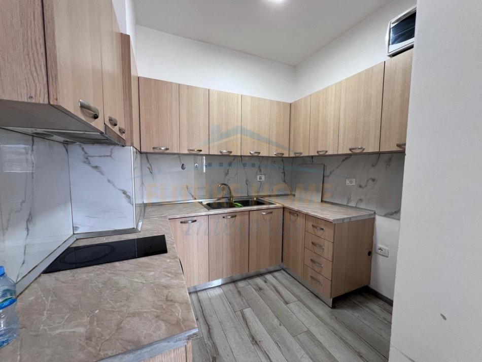 Tirane, shitet apartament 3+1+Ballkon Kati 6, 131 m²   (Ali Demi, ish markata)