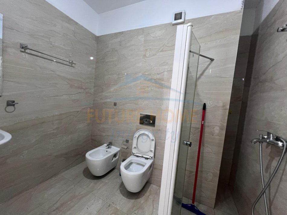 Tirane, shitet apartament 3+1+Ballkon Kati 6, 131 m²   (Ali Demi, ish markata)