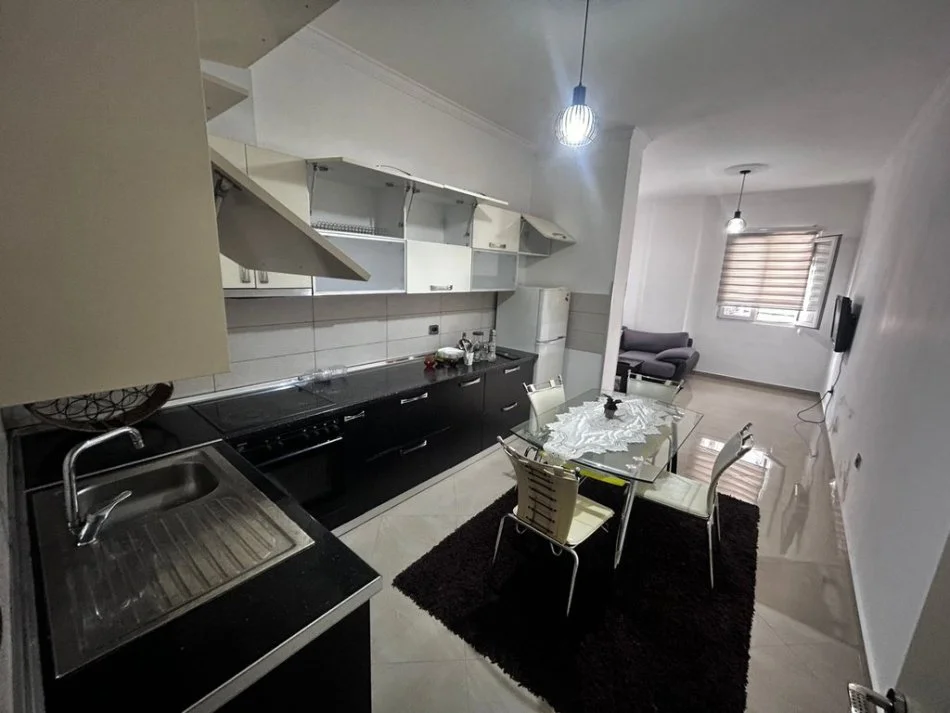 Tirane, jepet me qera apartament 2+1+Ballkon Kati 1, 100 m² 550 € , Kodra e Diellit
