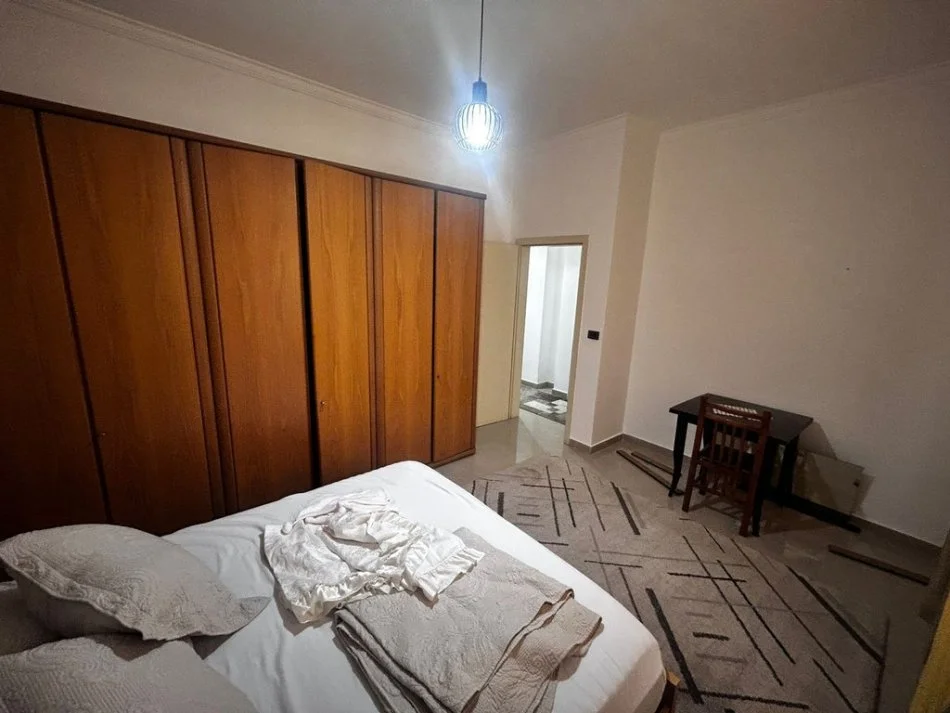 Tirane, jepet me qera 2+1+Ballkon Kati 1, 100 m² 550 € 
