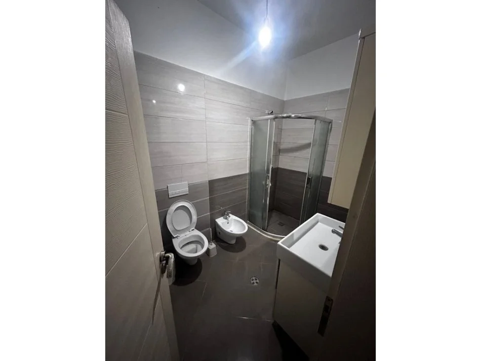 Tirane, jepet me qera apartament 2+1 Kati 1, 100 m² 550 € 
