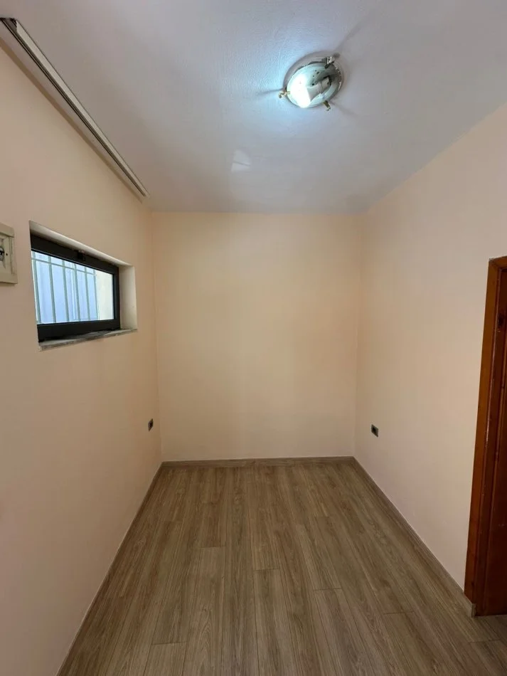 Tirane, jepet me qera ambjent biznesi Kati 1, 63 m² 450 € (21 dhjetori)