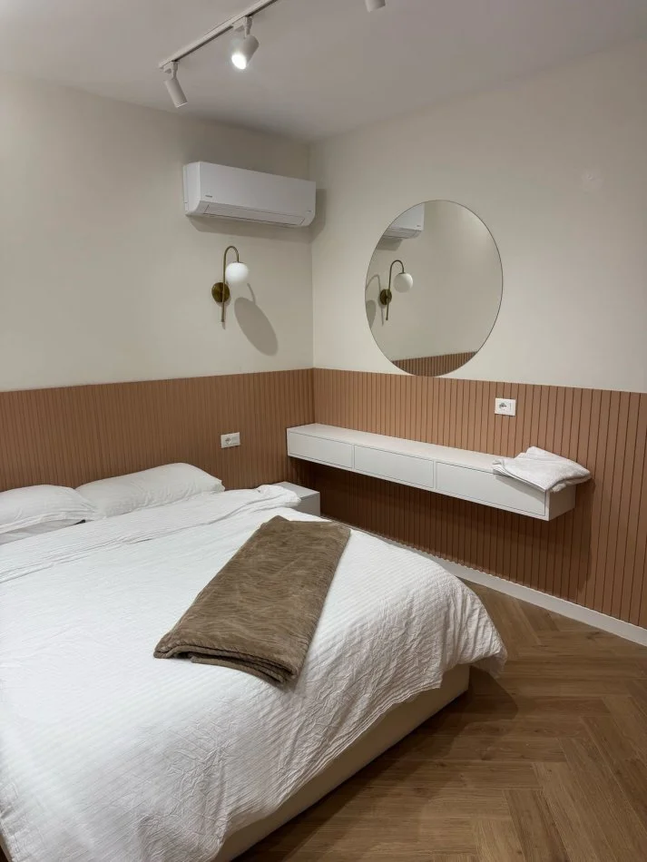 Tirane, jepet me qera apartament 1+1+Ballkon Kati 1, 55 m² 450 € (rruga 5 Maj)